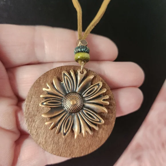 NwOT! Copper Tone Sunflower Pendant Necklace and Earrings Set (P21) - Picture 2 of 6